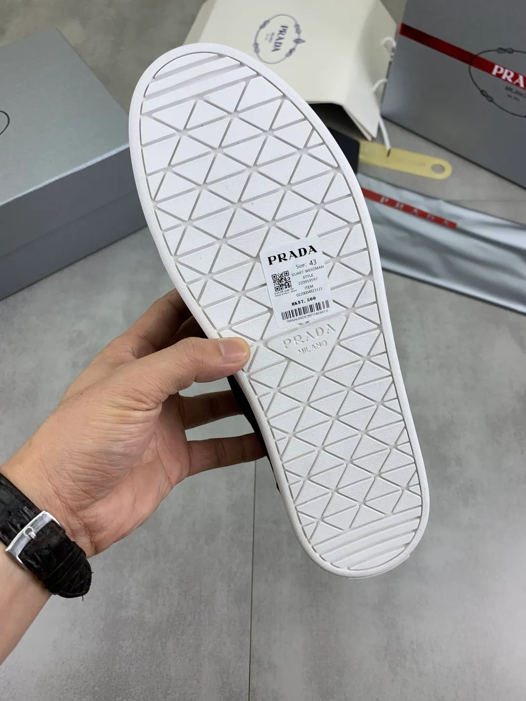 Men's shoes 💰P560💰[New model] The top version is available on the official website, 🆘 The trendy brand (Prada) mainly promotes the popular model, avant-garde and versatile fashionable men's shoes, private version mold opening, cowhide surface splicing 1:1.. Stylish and simple, original imported cowhide lining cowhide feet; the atmosphere and personality are more fashionable, eye-catching and pursuing class. It will subvert the old idea and be a must-have for fashionistas with you! Must keep it for yourself! Tall and comfortable, large and low, high-end quality workmanship. Official website’s new high-end outsole. Size: 38-45. Multiple colors available.